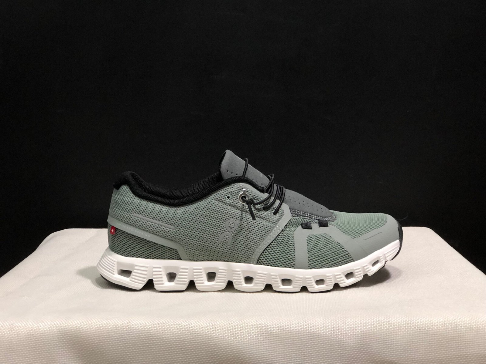 On Running shoes inspired Cloud