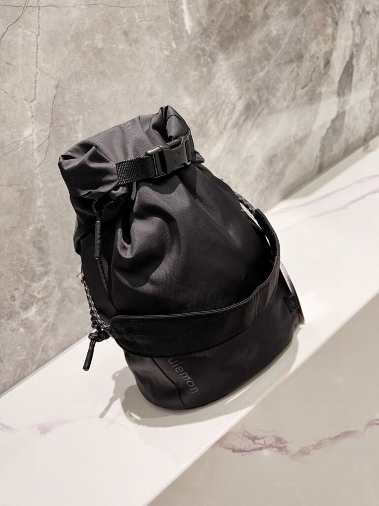 Lululemon crossbody bag size 23x15x27cm