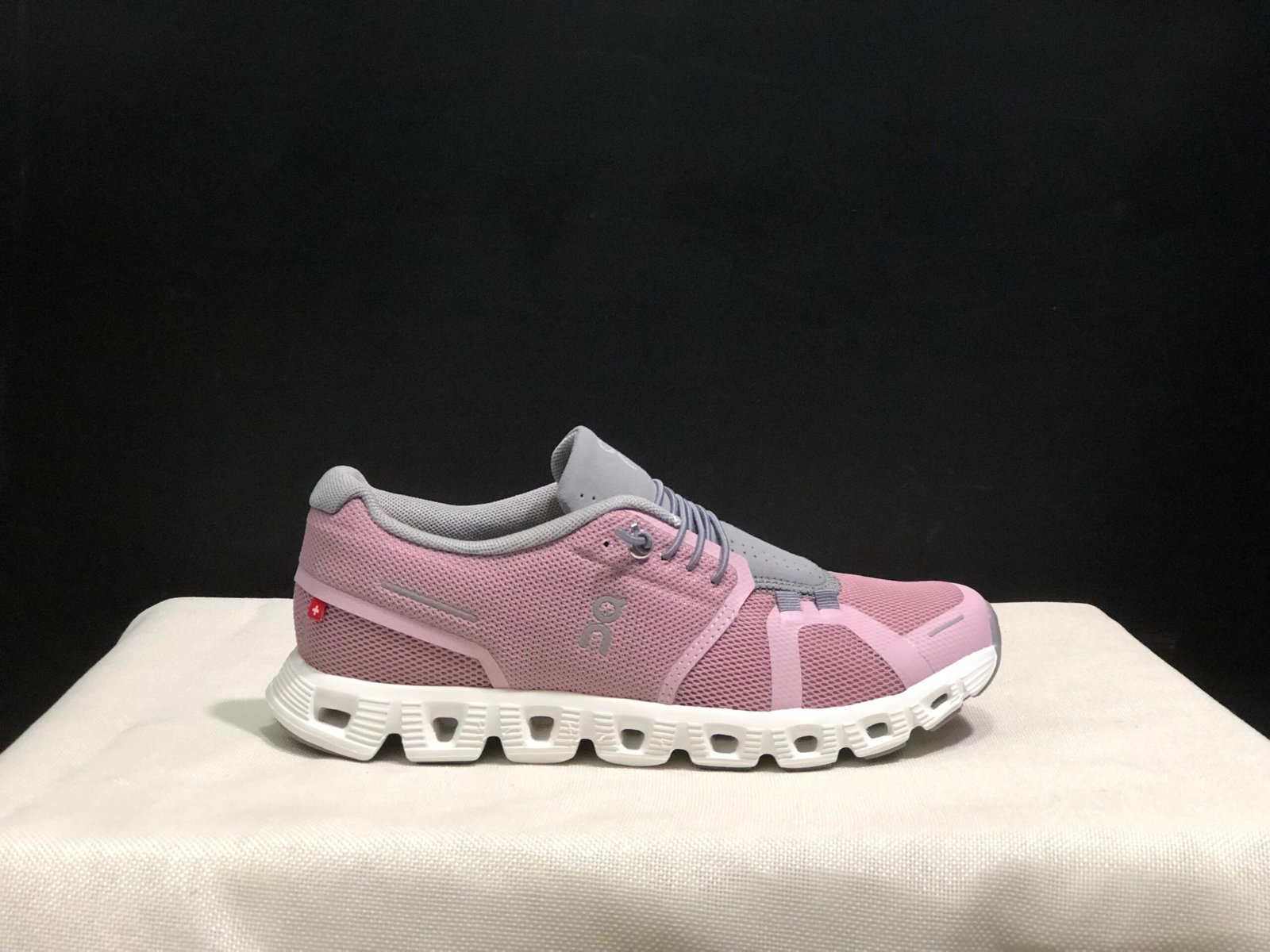 On Running shoes inspired Cloud